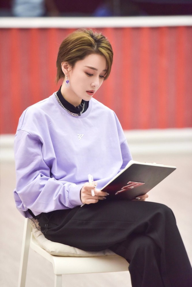 张馨予久违回归长发造型明艳娇贵迷人无比比短发美貌更升一级