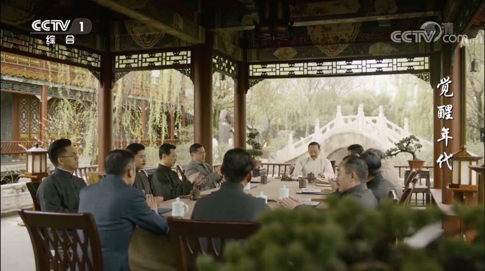 混迹人群中的反动学生张丰载,刘一品联络辫子军抓捕李大钊.