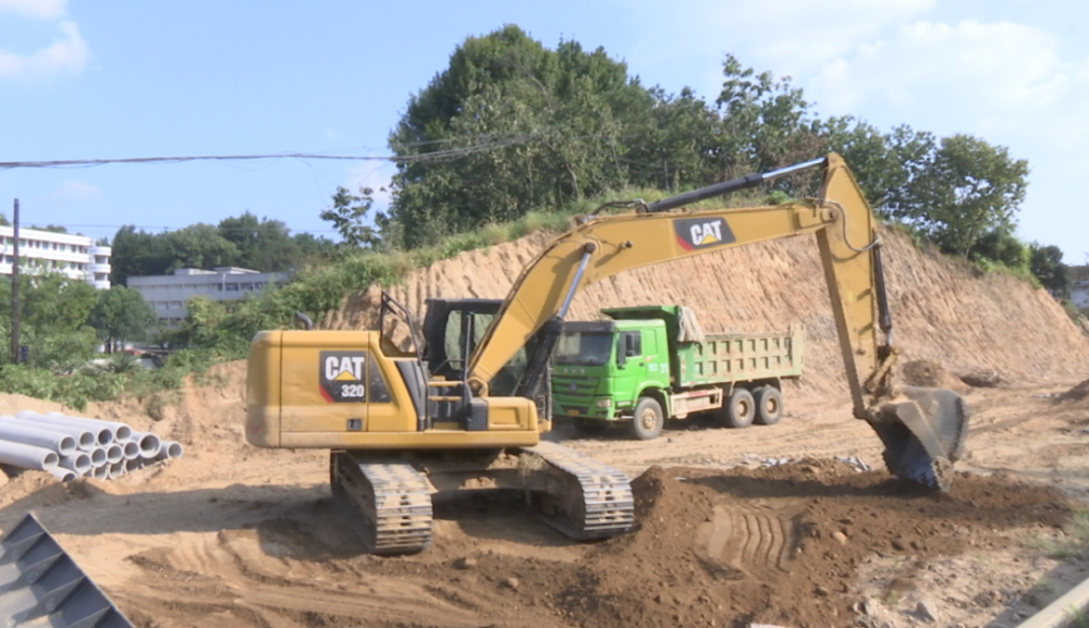 罗田县快速推进凤山城区徐寿辉大道改造提升工程