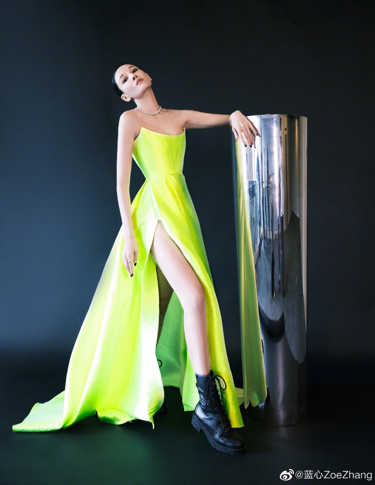 张蓝心走红毯的礼服曝光,穿荧光绿长裙超飘逸,一双美腿太抢眼!