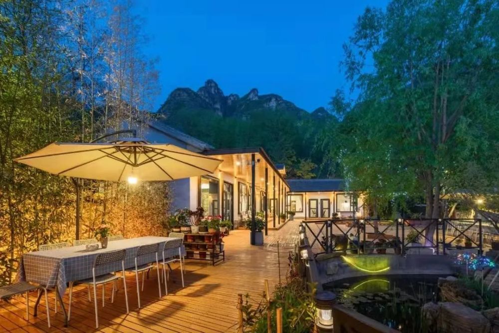 南峪村村民自建的民宿 △南峪村村民田春苗夫妇变身民宿主 △"我们