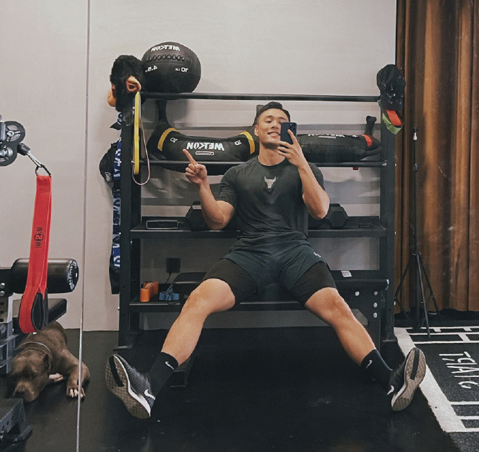 健美界的李荣浩十年如一日健身房挥汗如雨练就一身腱子肉