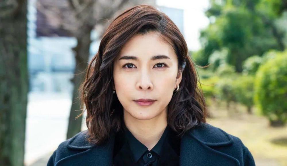 女星产后自缢身亡,时隔一年丈夫仍不愿将骨灰下葬:每晚奉酒悼念