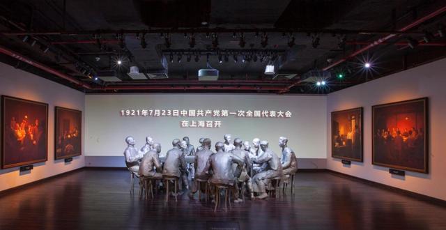 经过商讨,在李达夫人王会悟的建议下,代表们决定会议继续在嘉兴南湖的
