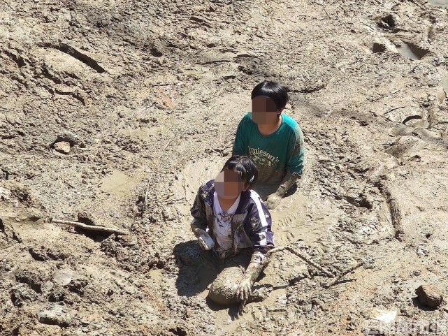 这是9月21日发生在湘西保靖县迁陵镇老迁陵镇大桥桥下的一幕.