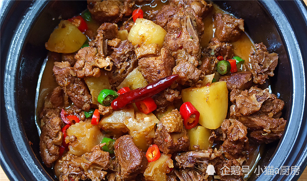 國慶節教你做一個土豆燜鴨肉,成菜味道香而不膩,不錯的下酒菜