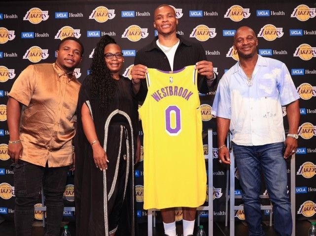 湖人 NBA-2交易＋9签约！湖人疯狂大换血，仅3人留队，最豪阵容诞生
