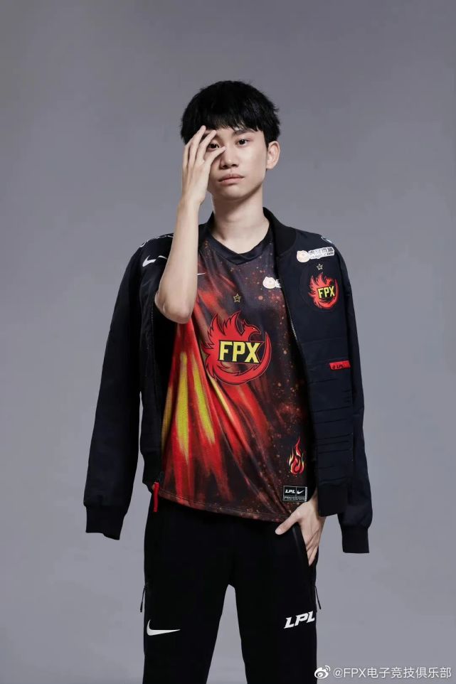 队员们的世界赛定妆照来啦!_腾讯新闻