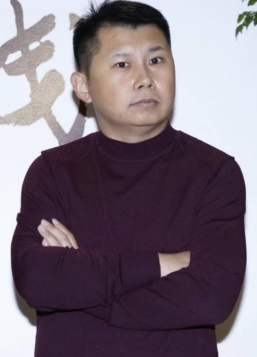 还是这种处境的话,那么侯耀华恐怕,也是很难再力保何伟的相声事业