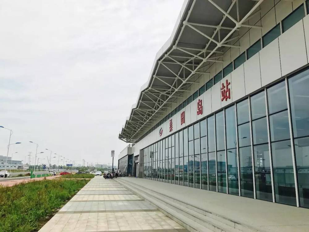 该线联通苏州东,淀山湖,青浦与虹桥机场,其中,苏州东站位于苏州工业