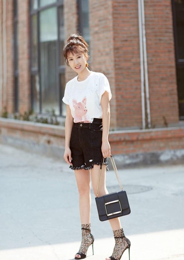 36岁李念仍没发福迹象穿短裤细腿如女团少女豪门阔太真会保养