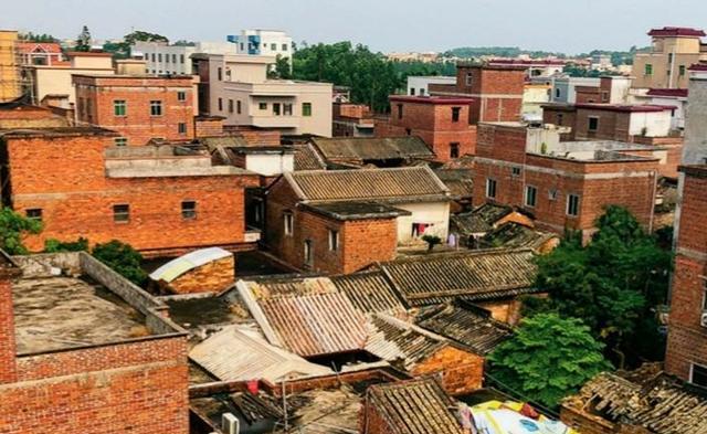 泗水烈士陵园位于泗岸牛坡岭,是第二次国内革命战争时期吴川县农民