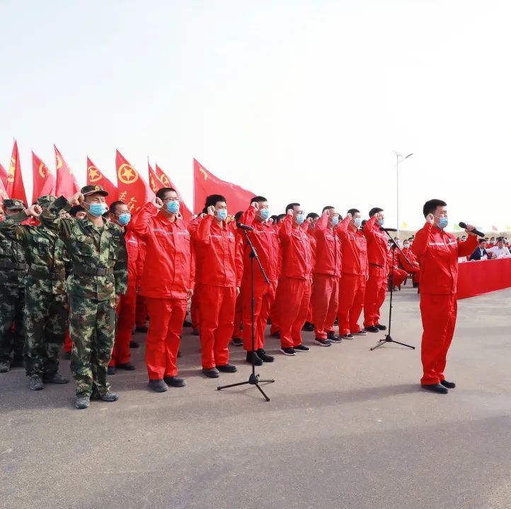 隊作了表態發言,儀式為西北油氣工區各參建單位青年突擊隊進行了授旗