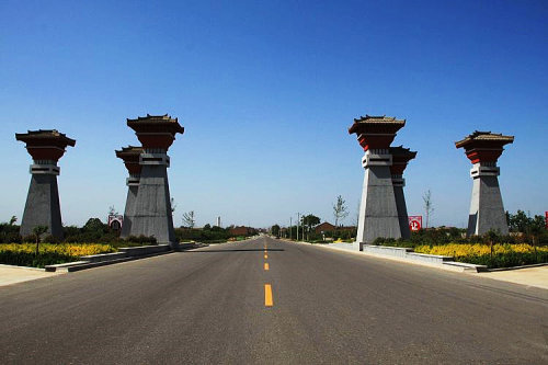 赵雨 摄礼泉县旱腰带道路.赵雨 摄礼泉县山区道路.
