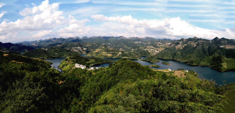 同合村境內的黃家灣水庫風光同合村自然環境優越,山坡多,平地少,森林