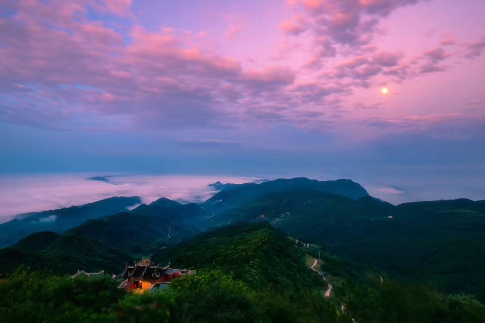 而整個華鎣山山脈,由北向南縱跨四川,重慶的15個縣,市.