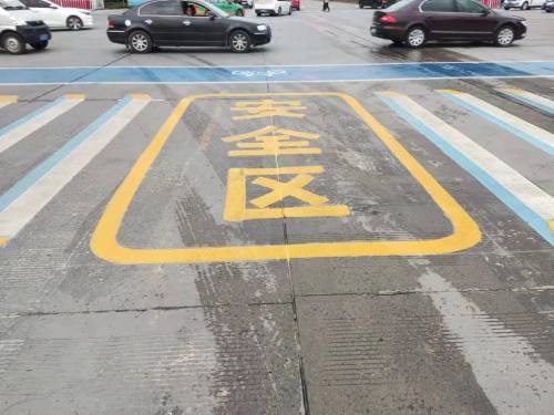 请注意这个路口地面交通标志标线有变化