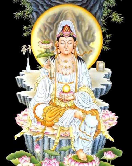 船只偏离了航线,三天过后,船下的海水居然呈金色,金光闪闪,就像在黄色