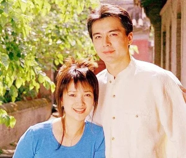 许亚军21岁一夜爆红,粉丝曾携6万巨款以身相许,他却低调娶初恋!