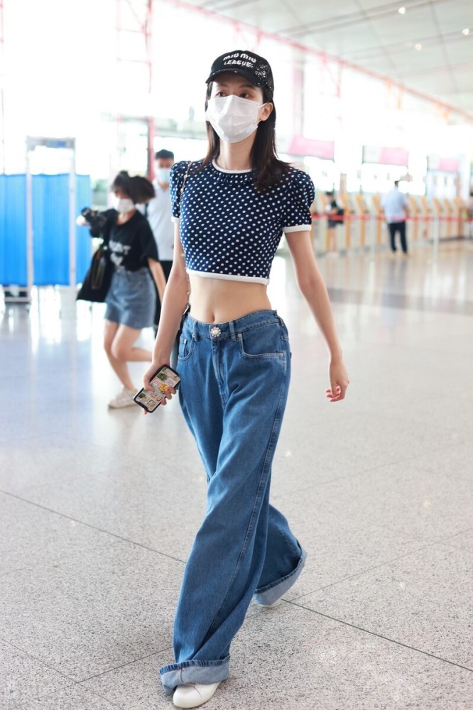 乔欣机场秀身材粉色针织小吊带配高腰牛仔裤细腰长腿清新时尚