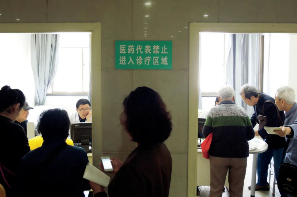 (江苏南京市一家医院里"医药代表禁止进入诊疗区域"的警示牌.