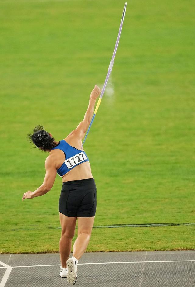 64米33奥运冠军刘诗颖全运决赛一投定乾坤吕会会犯规未逆转