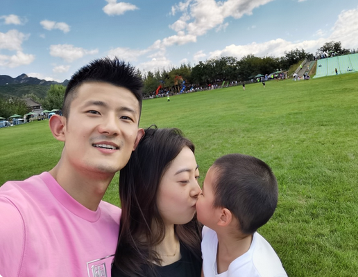 谌龙晒一家三口合影,王适娴与儿子甜蜜互动,二人把谌龙晾一边!
