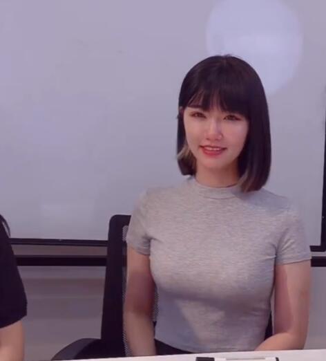 从直播间画面来看,脱下口罩的郑女士,其真实颜值虽然