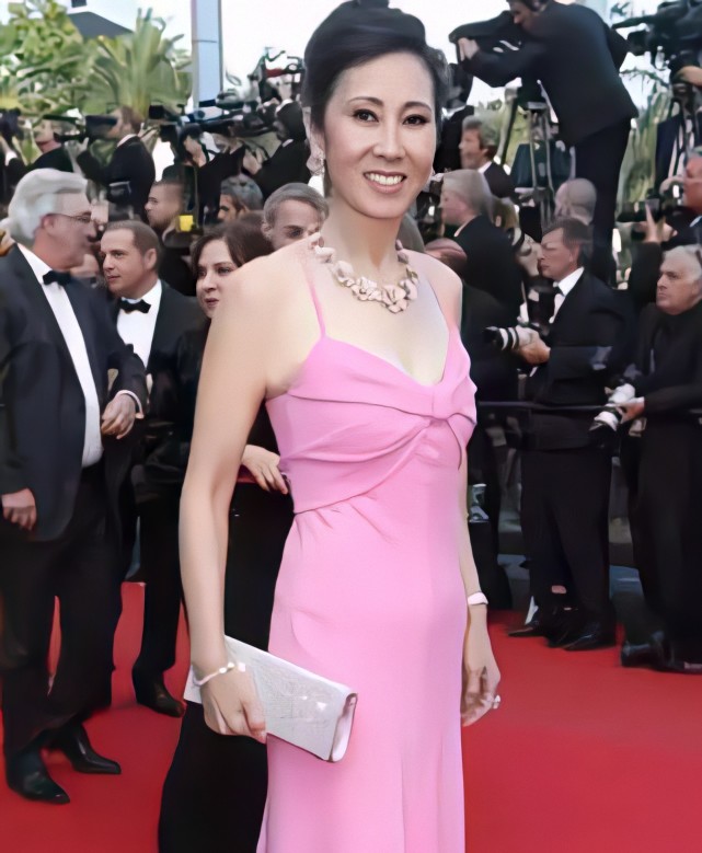 林宁:王健林背后的女人,为夫还债2000多亿,助万达起死回生!_腾讯新闻