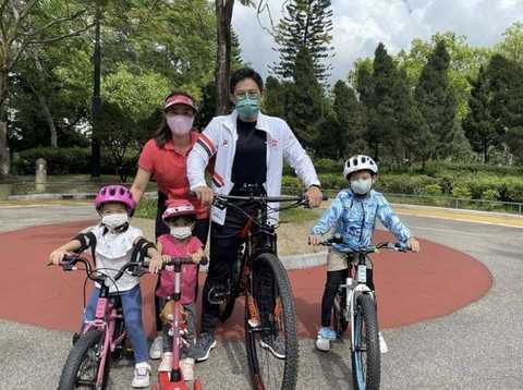 郭晶晶霍启刚携儿子打乒乓，自称夫妻档混双，脚踩几十元小白鞋好节俭