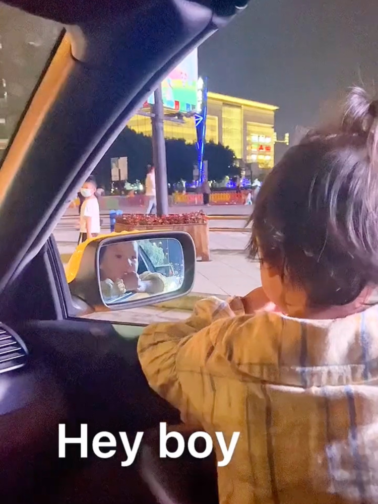 成都街头 小姑娘路遇小男孩用英语搭讪 网友 这才是社交天花板 腾讯新闻