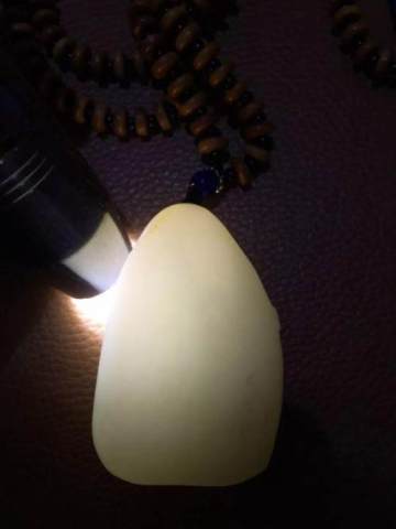 (籽料结构)和田玉是一种云絮状纤维交织的结构,透闪石纤维非常细小