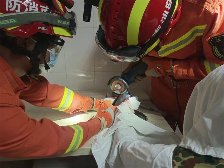 一男子虎口被摩托车反光镜支架插刺穿,看着都疼