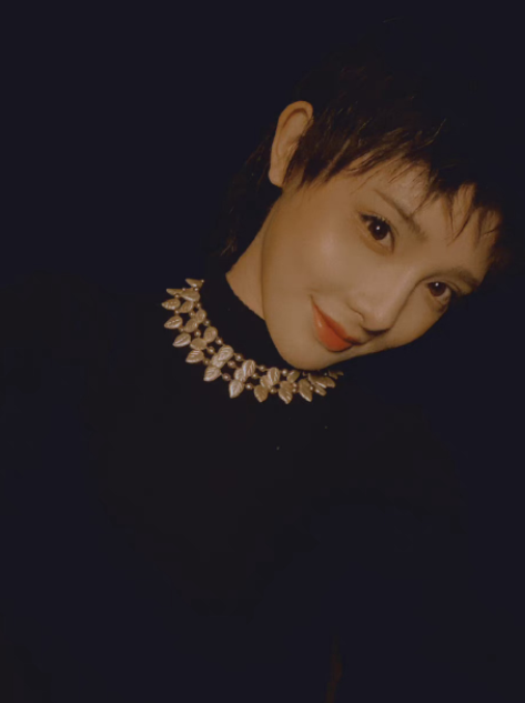 彭小冉晒短发自拍狗啃刘海十分吸睛