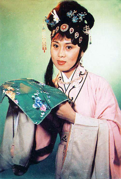 她被誉为黄梅戏皇后先唱戏再唱歌曾开黄梅戏历史上首场个唱