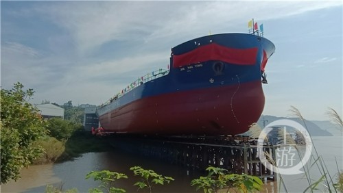 西南最大重庆涪陵造万吨级船舶顺利下水