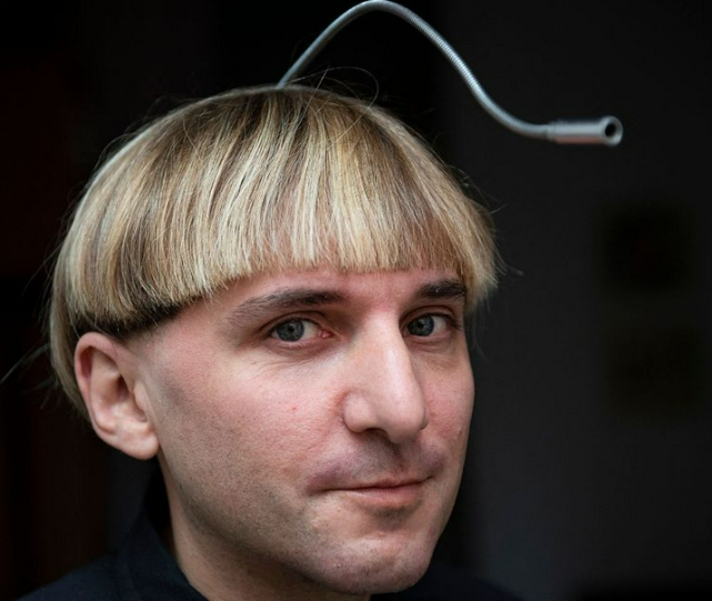 敢于在头骨植入电子天线的人