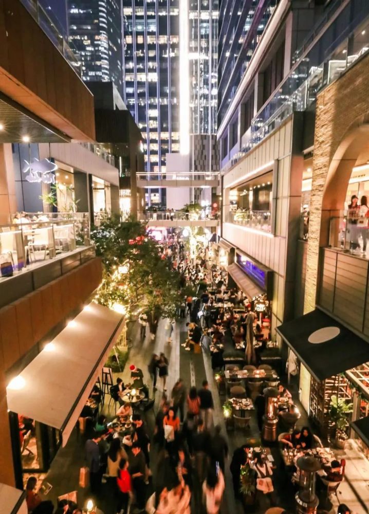 深圳万象天地·里巷重新焕新升级后的里巷街区,整体国际休闲氛围也将