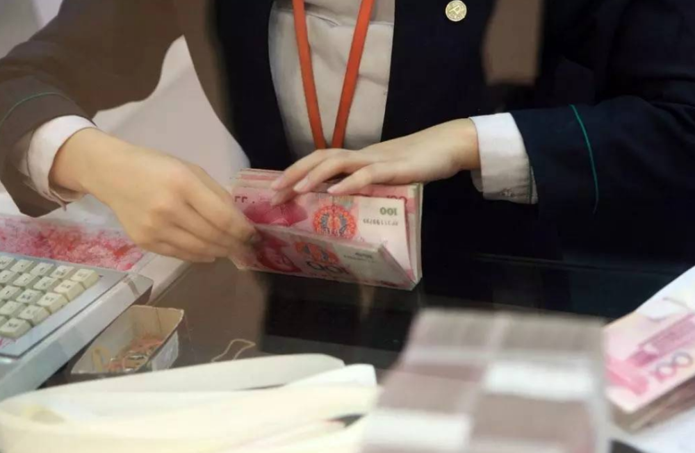 手握25万现金别乱存,银行员工:选择对的存款方式,年利息近万元