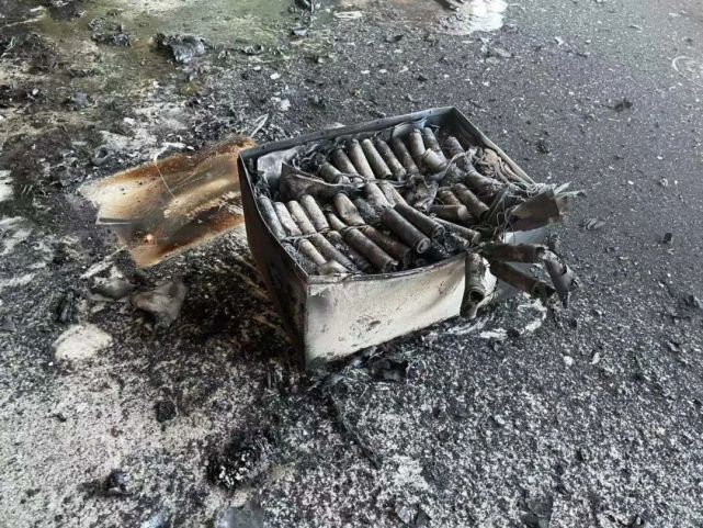 一时间断了电源火源是客厅充电的电动车电池发现整个房间烟雾弥漫消防