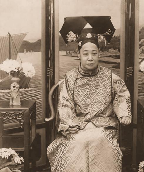 她是慈禧的弟副都统叶赫那拉·桂祥的女儿,名叫叶赫那拉·静芬,小名喜