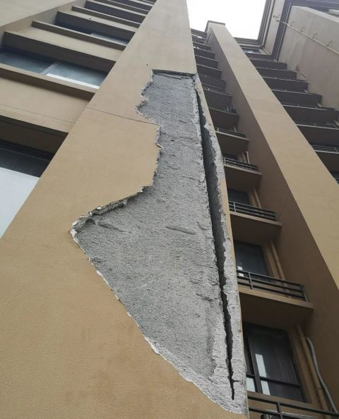 温州一小区外墙大面积脱落曾砸坏好几辆车小区楼下就是商城