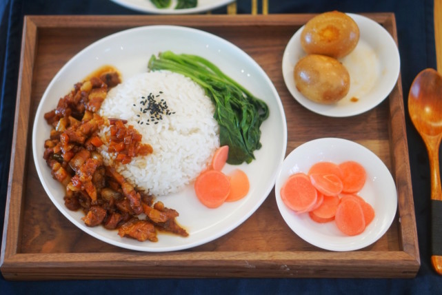 一碗不夠吃的滷肉飯,軟糯可口,配上滷蛋和青菜好吃極了