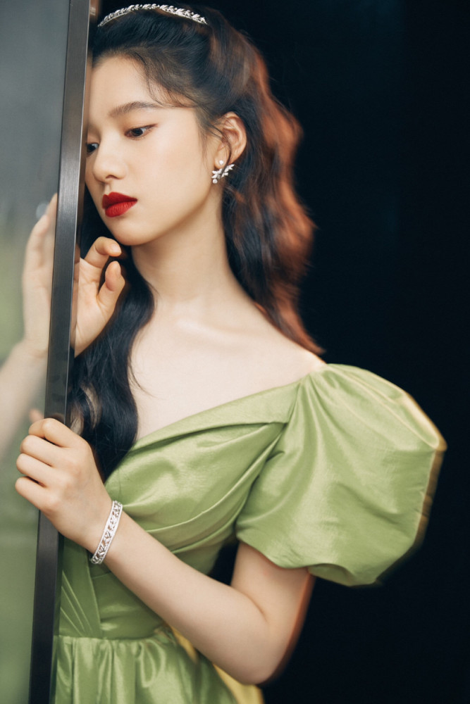 张婧仪绿色礼物造型充满故事的眼睛高级的电影脸