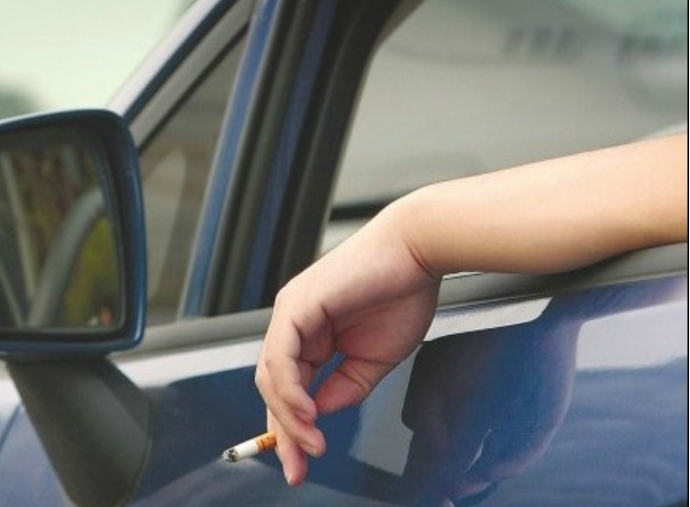 为何国人开车窗抽烟外国人在车内抽烟原因值得反思