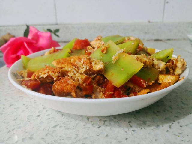 炒鹅蛋多加这两步去腥提味配上青笋一起炒月子餐亦美味