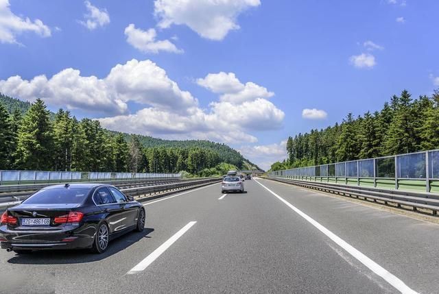 助修宝小课堂:跑高速,走哪条车道最安全?_腾讯新闻