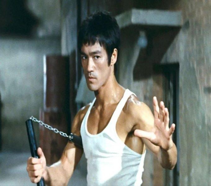 叶问曾说李小龙短命,从他走路姿势就可以看出来,结果真被说中
