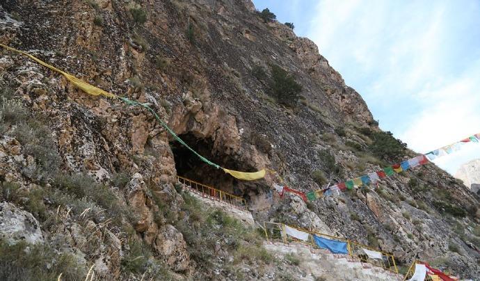 在甘肃省夏河县附近,有一处著名的旅游景点,名字叫作白石崖溶洞,它