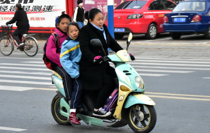 电动车迎来"新规",载人有了限制,家长困惑:用什么来接孩子?_腾讯新闻